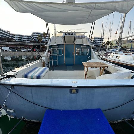 !!Boat With Ac In Port Forum 2 Bikes Included!! Hotel Sant Adrià de Besòs Eksteriør billede